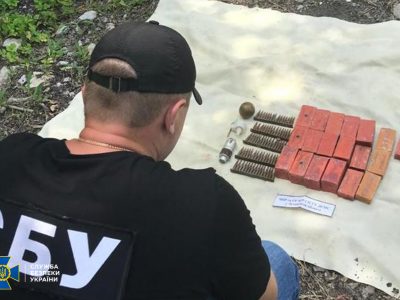 На Луганщині у підвалі багатоповерхівки і колишньому дитячому таборі виявили схрони з боєприпасами