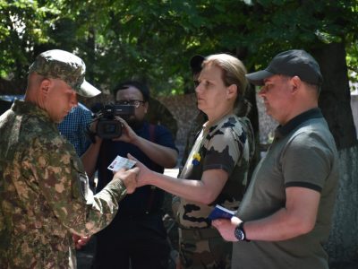 В Авдіївці Юлія Лапутіна вручила посвідчення учасника бойових дій захисникам-добровольцям  