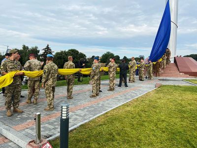 У День Державного Прапора України ветерани війни на Донбасі піднімуть на флагшток найбільший стяг
