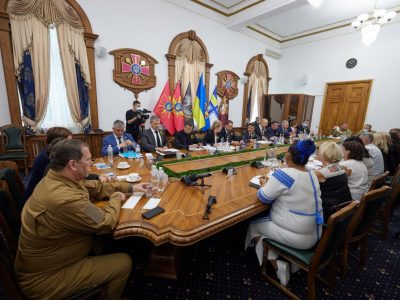 Президент зустрівся з родинами загиблих захисників України