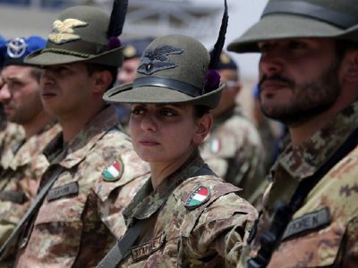 Від французьких легіонерів до бігаючих оркестрів: які традиції в арміях сучасних Італії та Франції  