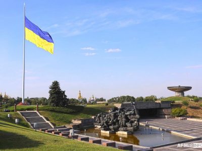Над Києвом підняли найбільший прапор України  