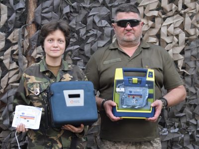 Волонтери подарували медикам бригади імені Костя Гордієнка дефібрилятор