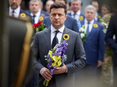 Володимир Зеленський поклав квіти до Дзвона пам’яті на території Міністерства оборони та присвоїв звання Героя України двом загиблим захисникам