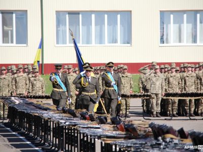 Першокурсникам Національної академії сухопутних військ урочисто вручили особисту зброю  