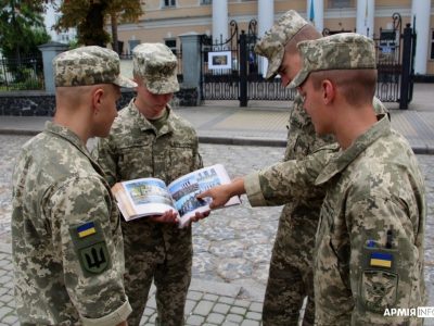 Виставка світлин у Рівному: як солдати полку зв’язку першими в Україні склали Військову присягу  