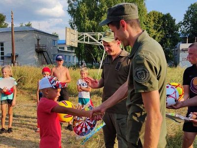 Гвардійці зі складу Об’єднаних сил завітали з подарунками до школярів Луганщини  