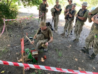 В окремій гірсько-штурмовій бригаді зі складу Об’єднаних сил пройшли заняття з мінної безпеки  