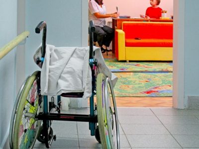 Дітям з інвалідністю, постраждалим від вибухонебезпечних предметів, збільшили соціальну допомогу