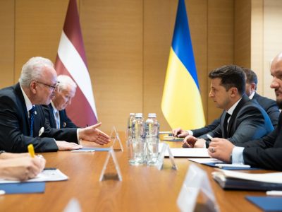 Президент України провів переговори з Президентом Латвії після саміту Кримської платформи  