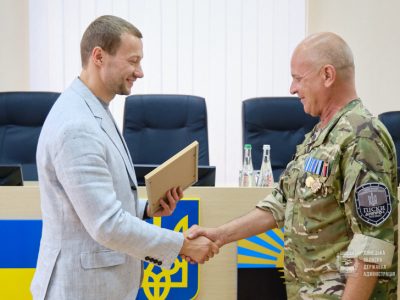 Голова Донецької ОДА вручив ключі від квартири й сертифікати на проходження реабілітації учасникам бойових дій з інвалідністю  