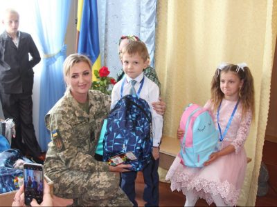 Учнів із особливостями в розвитку з початком навчального року привітали вінницькі військові медики  