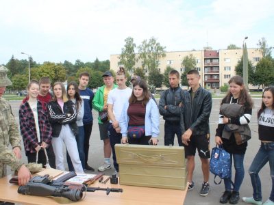 Один день школярів у війську  