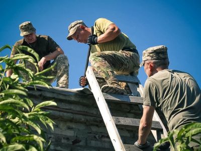 У прифронтовому Майорську гірські штурмовики відремонтували оселю літній жінці  