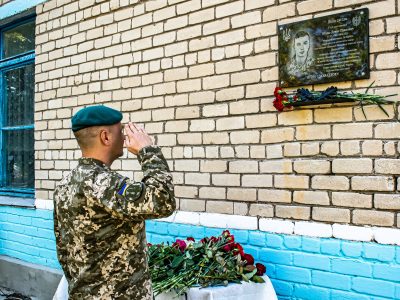 На Миколаївщині відкрили меморіальну дошку морпіхові Денису Юшку, який загинув від кулі снайпера під Водяним  