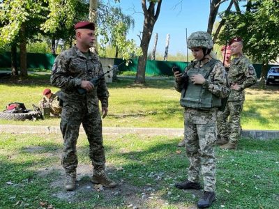 На Житомирщині десантники вдосконалюють навички із застосування засобів зв’язку  