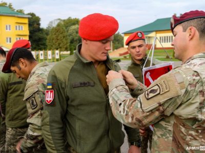 Українські та польські десантники отримали відзнаки від американських колег  