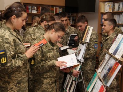 Військові ліцеїсти отримали сучасну літературу в рамках проєкту «Військо читає»  
