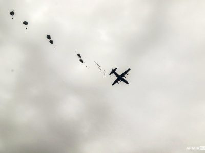 З літака С-130 «Геркулес» спільно десантувались українські та американські військові  