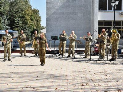Військові артисти з Одеси провели концерт у прифронтовій Волновасі  