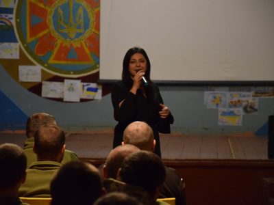 Відома українська співачка Оксана Муха завітала з концертом до Королівської бригади  