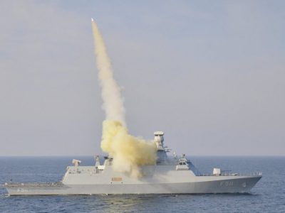 Велика Британія планує озброїти ракетами військові катери та авіацію української армії  