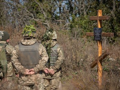 Загиблому бійцеві Олександру Рибальченку побратими поставили хрест поблизу місця його загибелі  