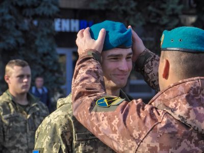 У День захисників та захисниць України понад 50 морпіхів отримали берети кольору морської хвилі