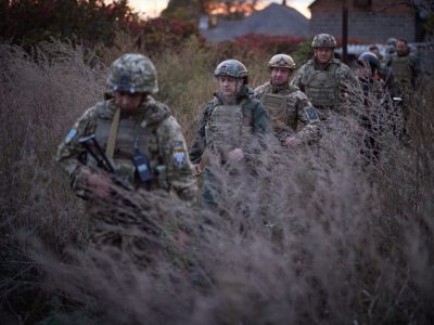 Президент відвідав передові позиції українських військових на Донбасі  