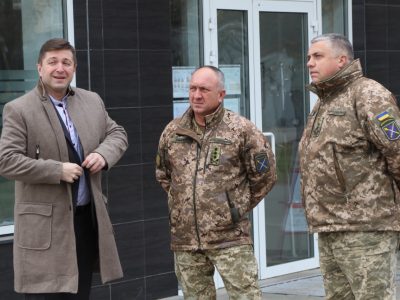 Командувач Об’єднаних сил відвідав фармпідприємства Луганщини, які забезпечують КПВВ тестами на ковід  