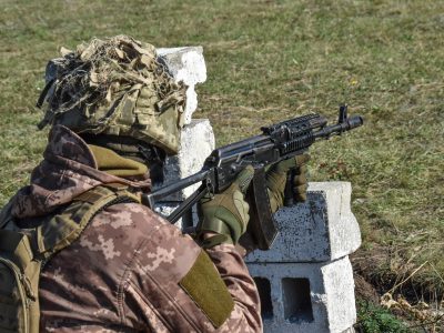 В районі ООС визначили кращого стрільця з автомата Калашнікова