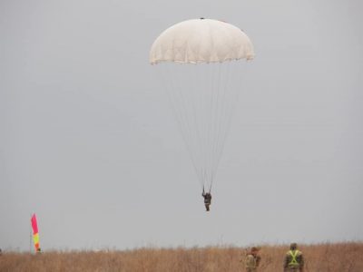Майбутні офіцери військової розвідки та ССО здійснили свій перший стрибок із парашутом  