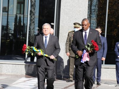 Розпочався візит Міністра оборони США в Україну. Ллойд Остін вшанував пам’ять загиблих Українських Героїв  