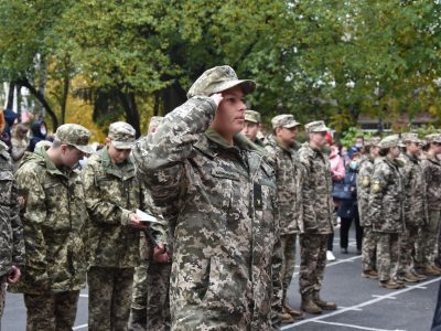 Близько сотні хлопців і дівчат Новоград-Волинського ліцею з посиленою військово-фізичною підготовкою склали Клятву ліцеїста  