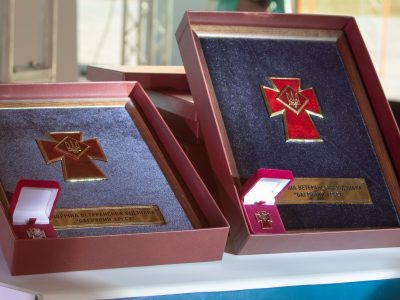 У Маріуполі ветерани вручили відзнаку «Багряний Хрест» тим, хто не втомився від війни  