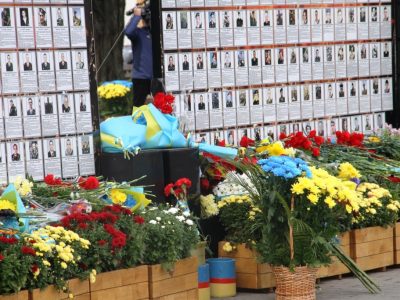 Квіти й шана українським захисникам  