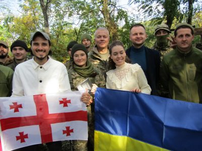 Поет Борис Кутовий презентував українським захисникам свою книгу  