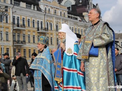 У центрі столиці організували Молитовний майдан та унікальну виставку «На лінії вогню»  