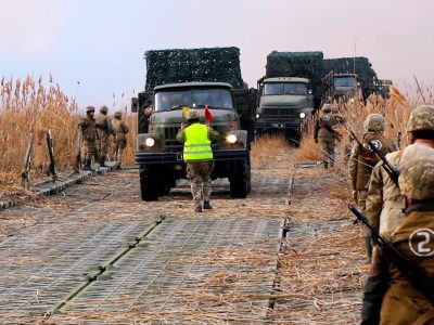 Лічені хвилини знадобилися понтонерам, щоб встановити переправу через річку  