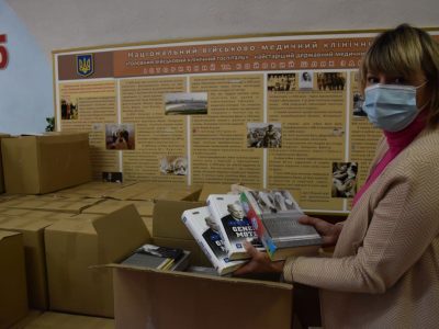 «Військо читає»: до Головного військового шпиталю України передали понад 3 тисячі книг  