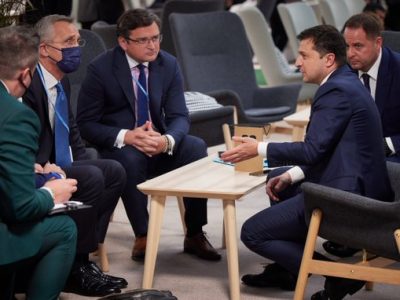 Безпекову ситуацію на сході України обговорили Президент України та Генсек НАТО