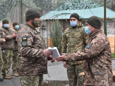 Відзнакою «Козацький хрест» командувач Об’єднаних сил нагородив військових інженерів та артилеристів  