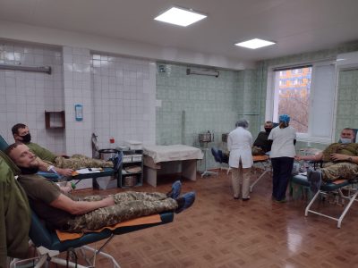 Понад пів сотні гірських штурмовиків здали кров для онкохворої мешканки Маріуполя  