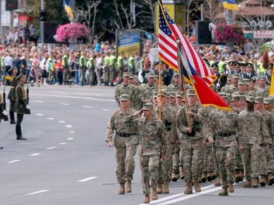 Українські військовослужбовці вітають американських колег із Днем подяки  