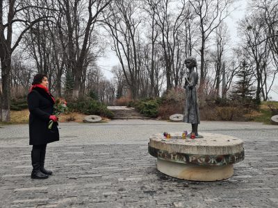 Посол Великої Британії Мелінда Сіммонс поклала квіти до меморіалу жертвам Голодомору в Києві