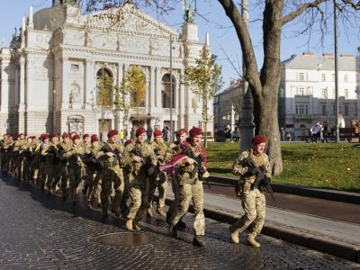 «Ой у лузі червона калина»: у Львові десантники взяли участь у сержантському флешмобі  