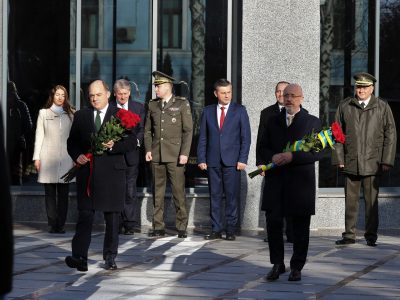 Міністр оборони Олексій Резніков та Держсекретар з питань оборони Великої Британії Бен Воллес вшанували пам’ять загиблих Українських Героїв