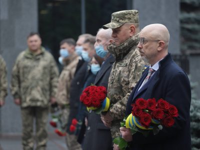 Міністр оборони України Олексій Резніков та Головнокомандувач ЗСУ Валерій Залужний взяли участь у ранковому церемоніалі вшанування полеглих захисників та захисниць України