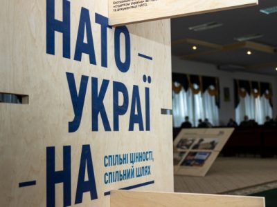 У Хмельницькому відкрилась фотовиставка «НАТО — Україна: спільні цінності, спільний шлях»  