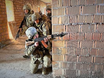 «Лазертаг» і стандарти НАТО: курсанти Школи морського піхотинця відпрацювали тактику бою в урбанізованій місцевості  